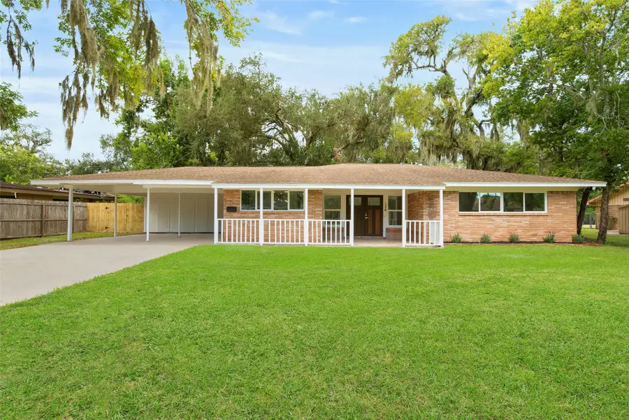 126 Daisy Street, Lake Jackson, TX 77566 - Image #2