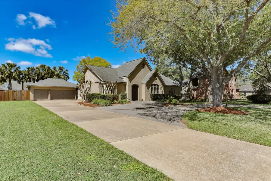 105 Paint Brush Street, Lake Jackson, TX 77566 - #2