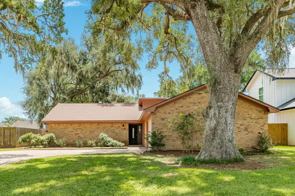 225 Montclaire Drive, West Columbia, TX 77486