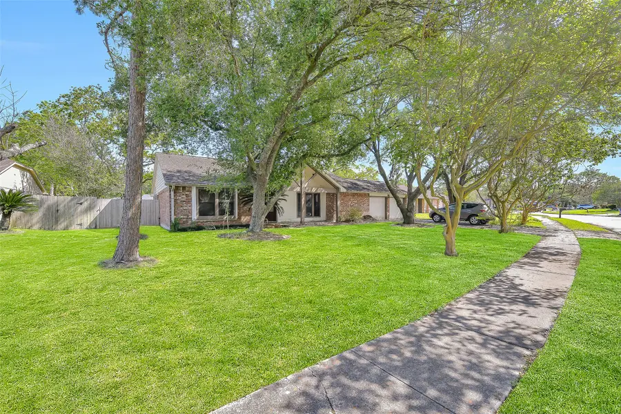 1116 W Castlewood Avenue, Friendswood, TX 77546 - #2