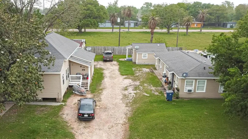 824 2nd Avenue N, Texas City, TX 77590 - Image #1