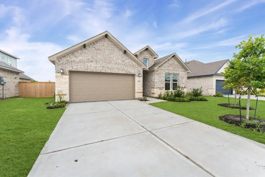 3214 Emerald Hills Dr, Angleton, TX 77516 - #2