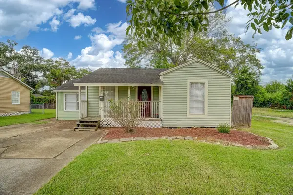 126 Huisache Street, Lake Jackson, TX 77566