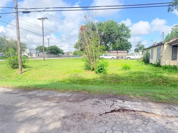 101 Carl Street, Refugio, TX 78377