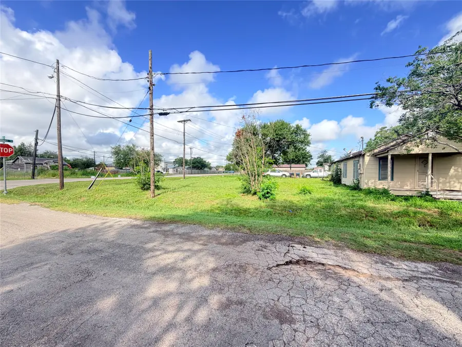 101 Carl Street, Refugio, TX 78377 - #2