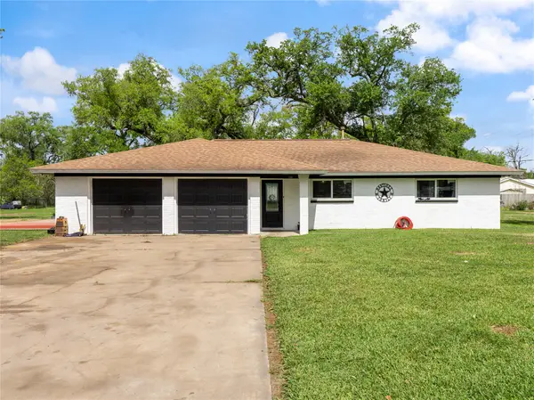 496 James Street, Clute, TX 77531