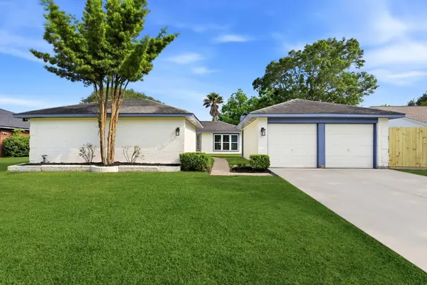 621 W Castle Harbour Drive, Friendswood, TX 77546