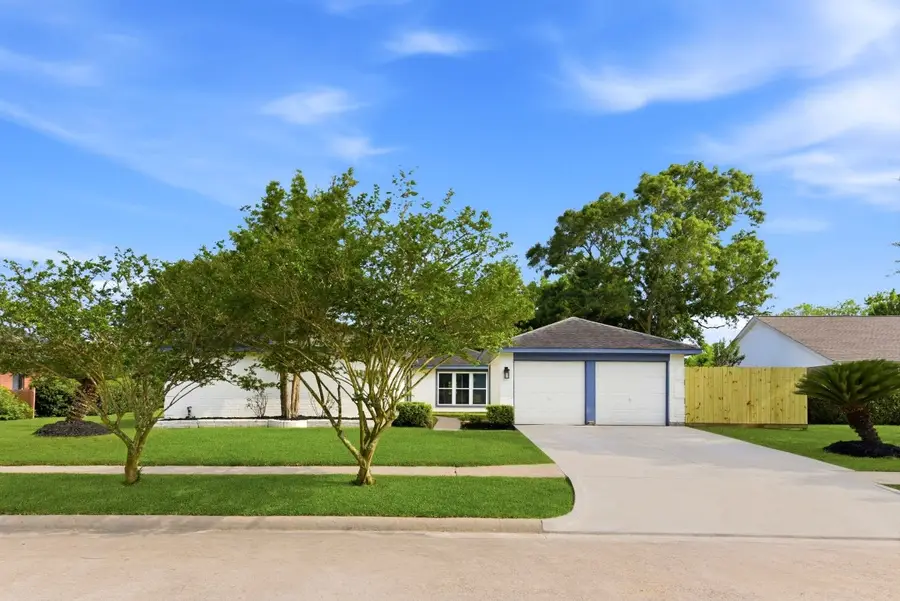 621 W Castle Harbour Drive, Friendswood, TX 77546 - #2