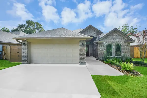 1023 S Anderson Street, Angleton, TX 77515