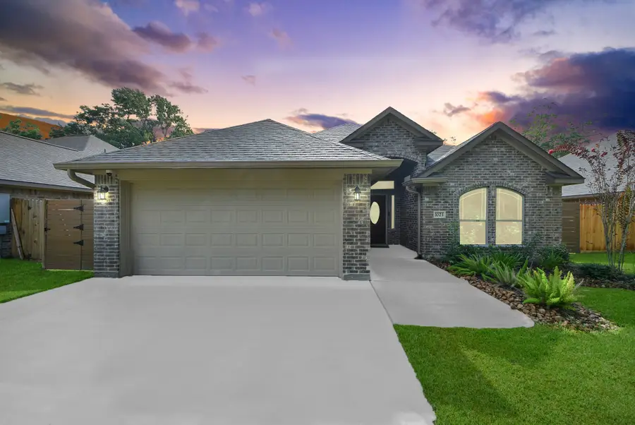 1023 S Anderson Street, Angleton, TX 77515 - #2