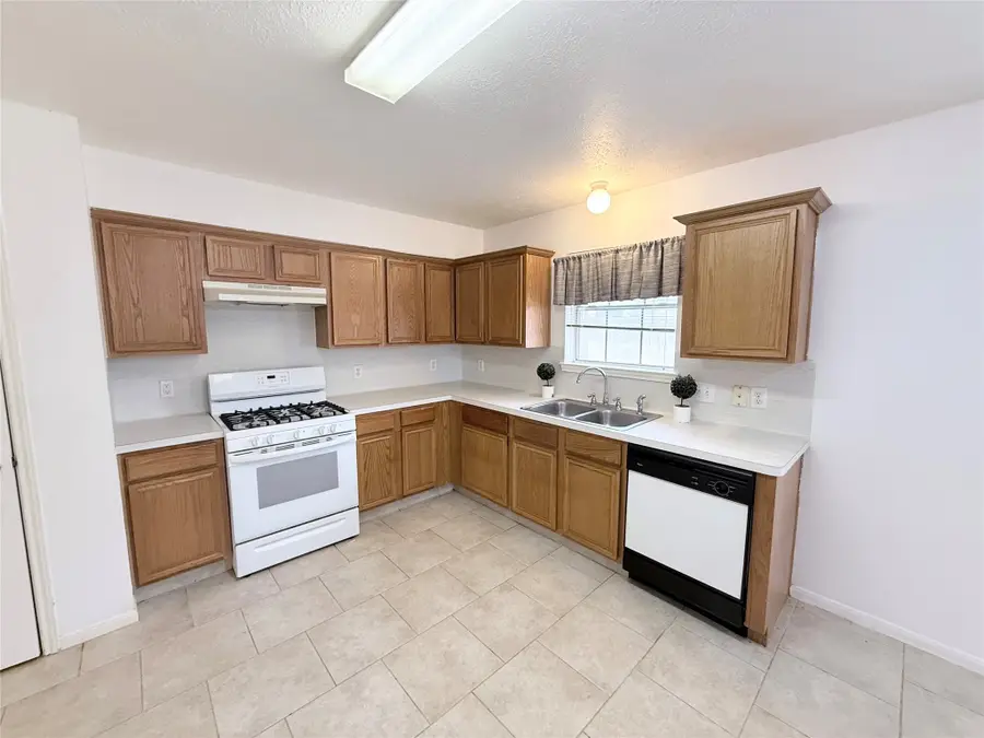 9221 Desirable Drive, La Porte, TX 77571 - Image #3