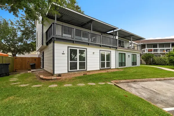 7 April Point Drive N, Conroe, TX 77356