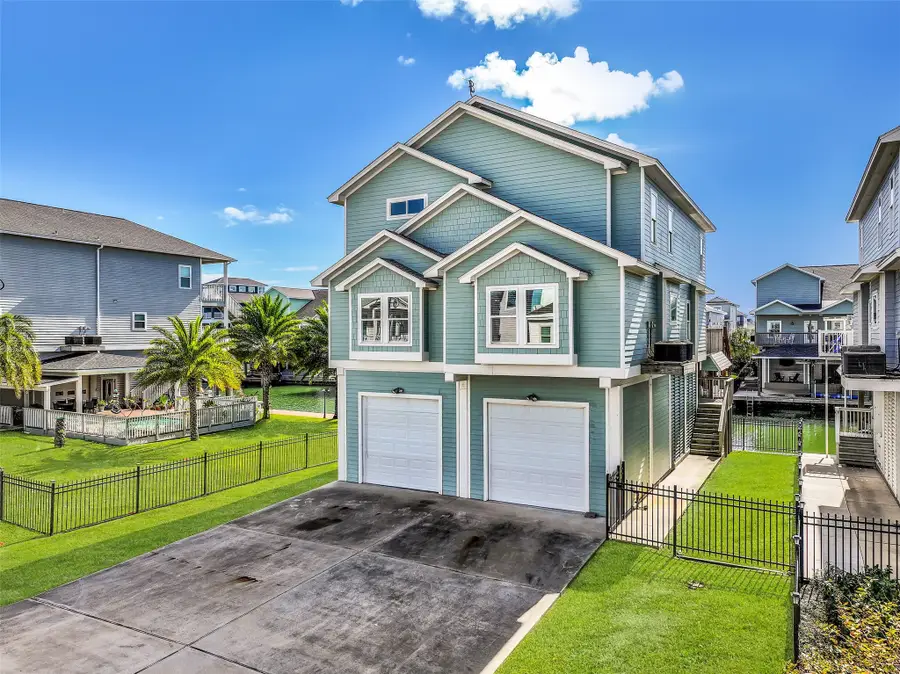 425 Jeanie Lynn Circle, Tiki Island, TX 77554 - Image #2