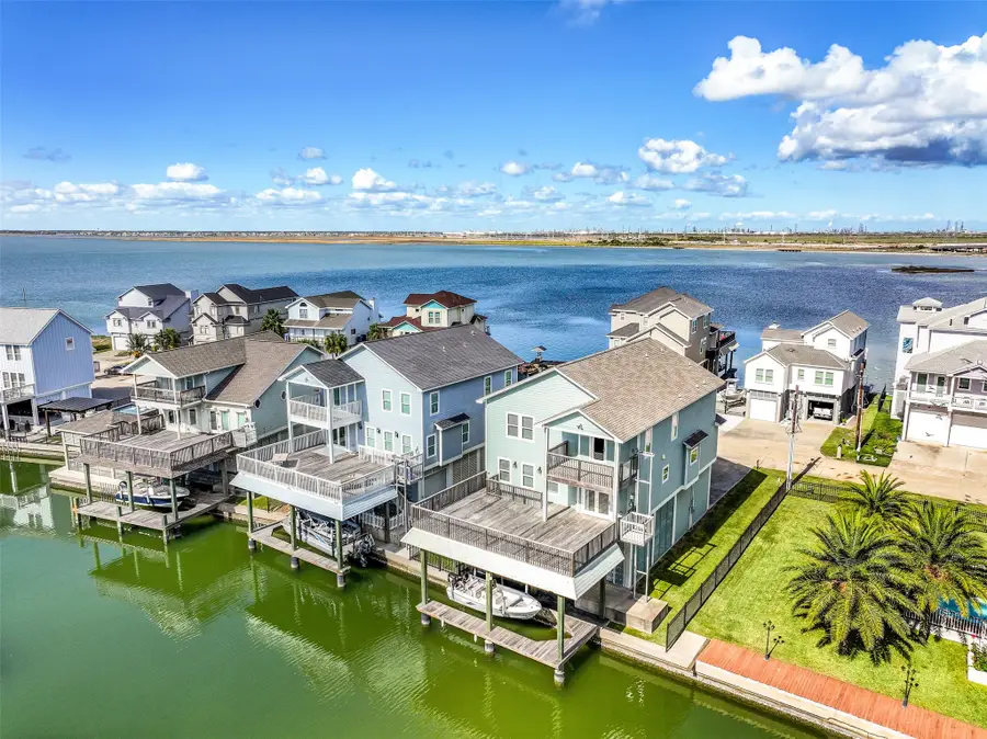 425 Jeanie Lynn Circle, Tiki Island, TX 77554 - Image #3