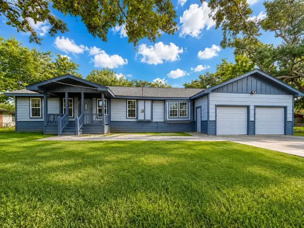 316 Riley Road, Clute, TX 77531