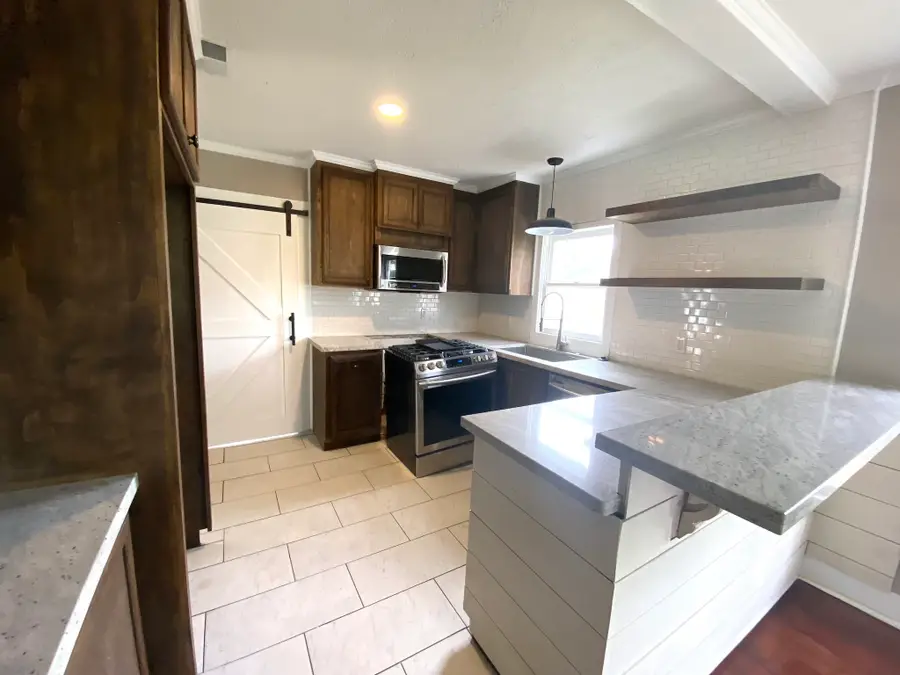 513 E Bernard Street, West Columbia, TX 77486 - #2