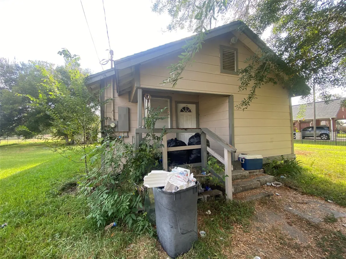 8926 Courtney Drive, Highlands, TX 77562 - Image #1