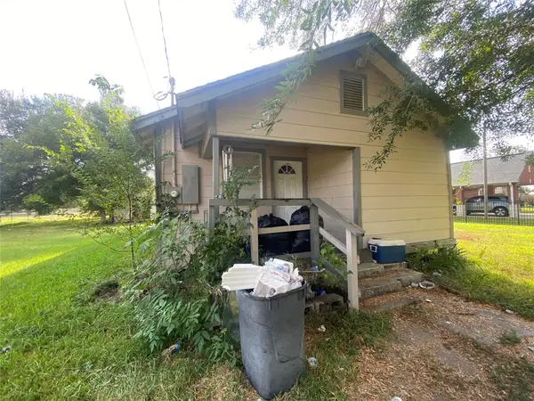 8926 Courtney Drive, Highlands, TX 77562