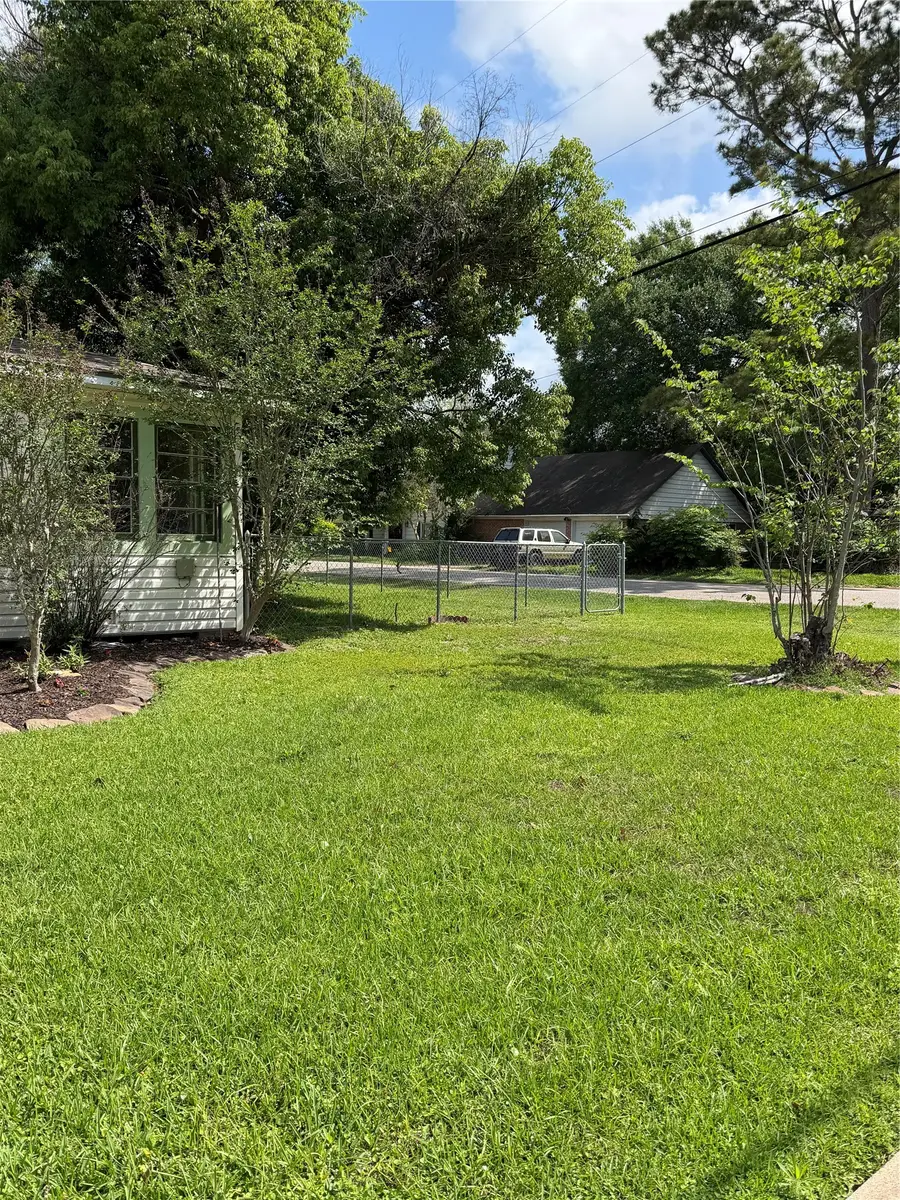 1002 W Willis Street, Alvin, TX 77511 - #2