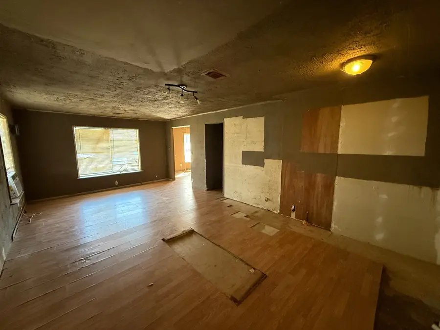 221 W Jordan Street, Alvin, TX 77511 - #3