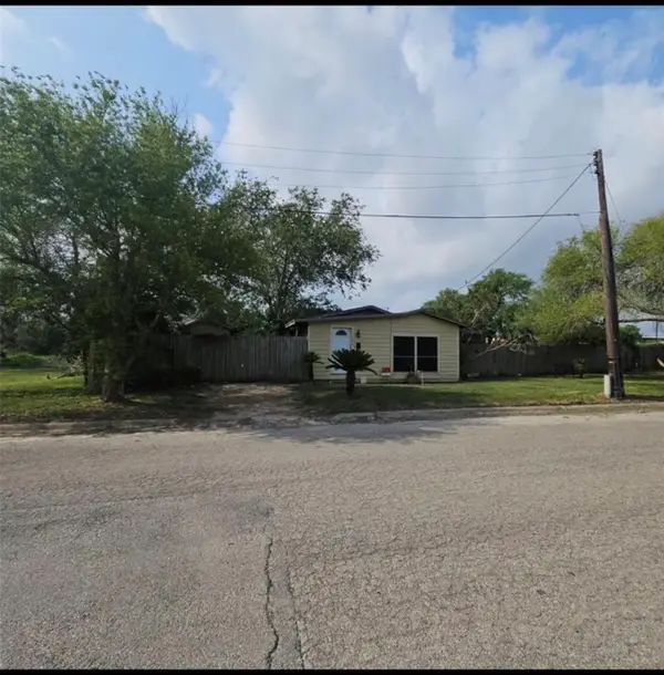 327 E B Avenue, Kingsville, TX 78363