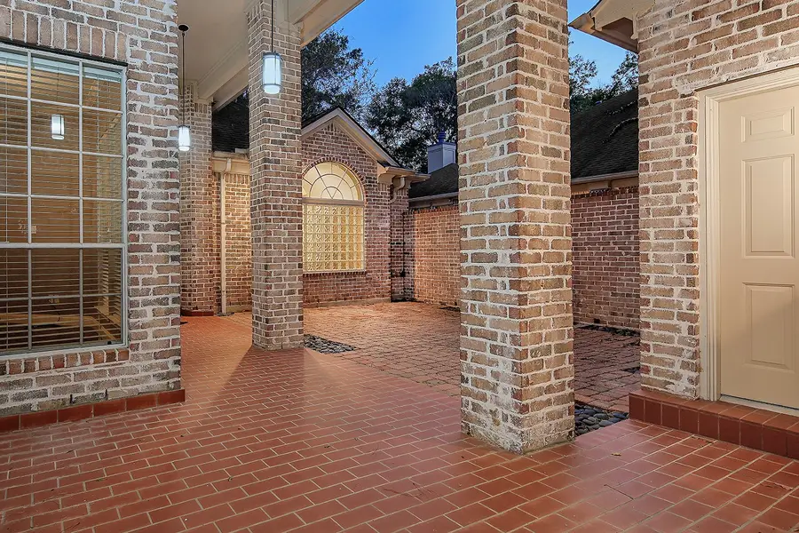 59 W Palmer Bend, The Woodlands, TX 77381 - Image #2