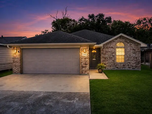 3211 Avenue G, Nederland, TX 77627