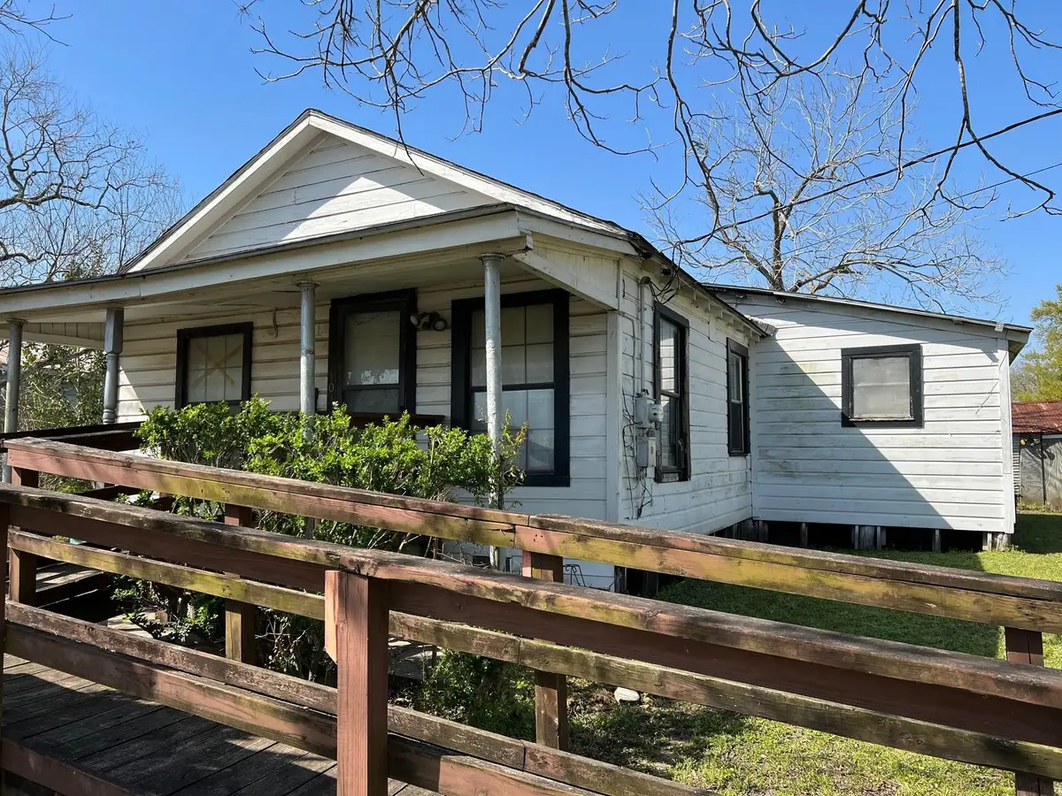 103 Avenue I, El Campo, TX 77437 - #1