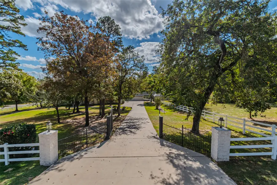 15569 Crown Oaks Drive, Montgomery, TX 77316 - Image #2