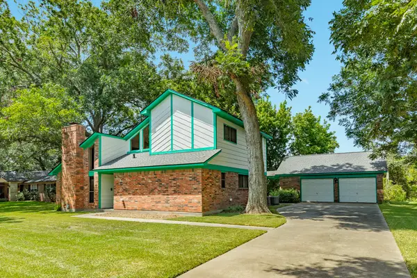 204 Sleepy Hollow Drive, Lake Jackson, TX 77566