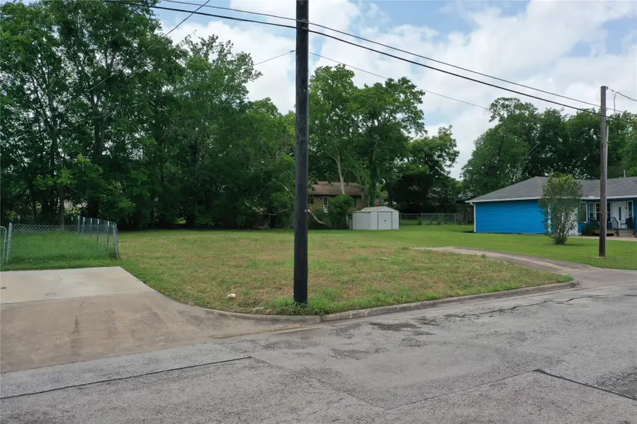 805 W Wilkins Street, Brenham, TX 77833 - #2