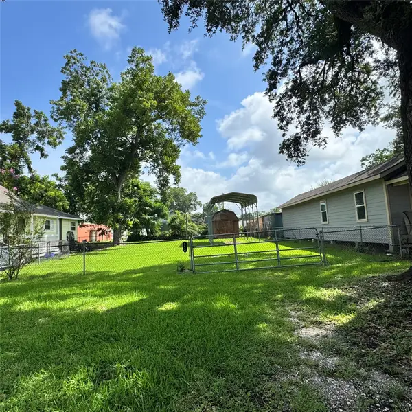 112 E Pearce Street, Baytown, TX 77520