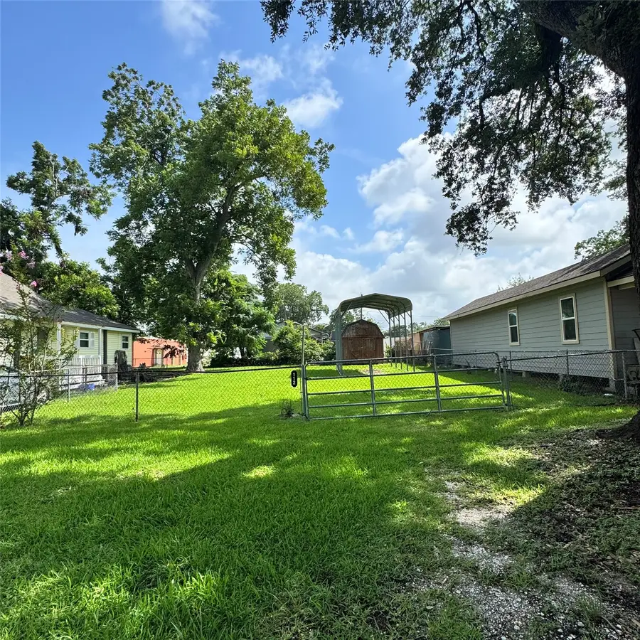 112 E Pearce Street, Baytown, TX 77520 - #2