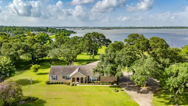 111 S 8th Street, Highlands, TX 77562