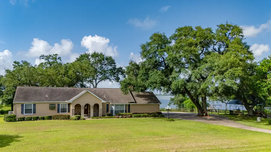 111 S 8th Street, Highlands, TX 77562 - #2