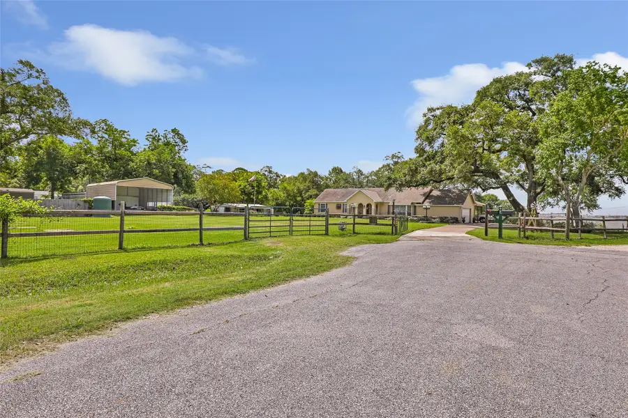 111 S 8th Street, Highlands, TX 77562 - #3