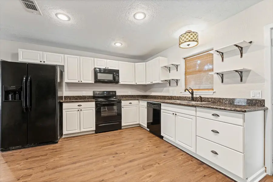 606 Lazy Lane, Anahuac, TX 77514 - Image #2