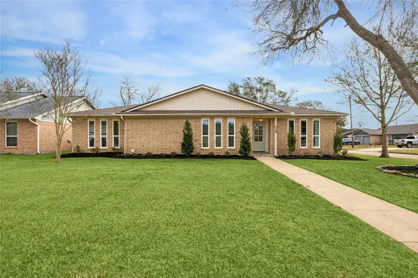 220 Oakwood Street, League City, TX 77573