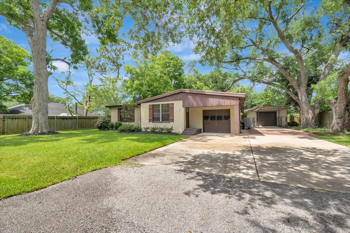 527 S Iowa Avenue, League City, TX 77573 - #1
