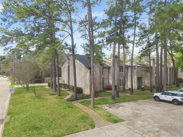 2103 2103 Lake Village Drive, Houston, TX 77339