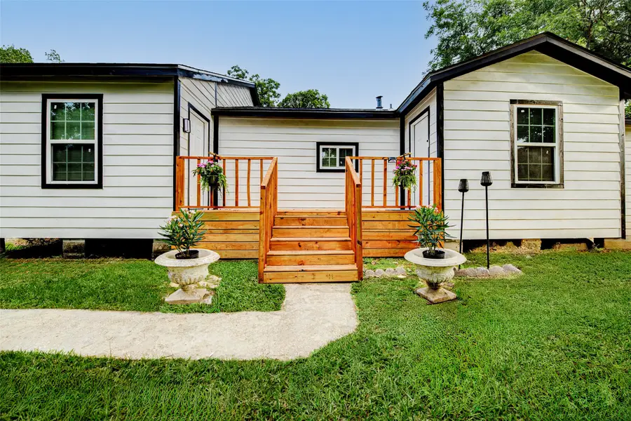 706 Beaumont St, Anahuac, TX 77523 - #3