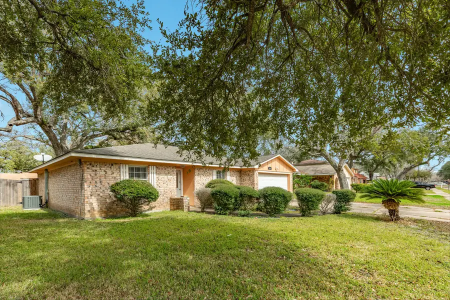 1030 Maple Street, Clute, TX 77531 - #3