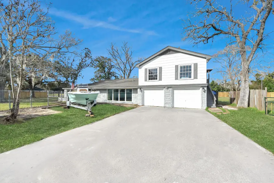 100 N Mattson Street, West Columbia, TX 77486 - #2