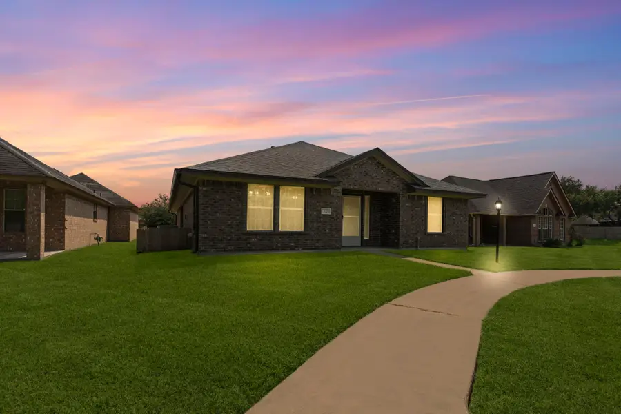 137 Silverbell Circle, Lake Jackson, TX 77566 - #2