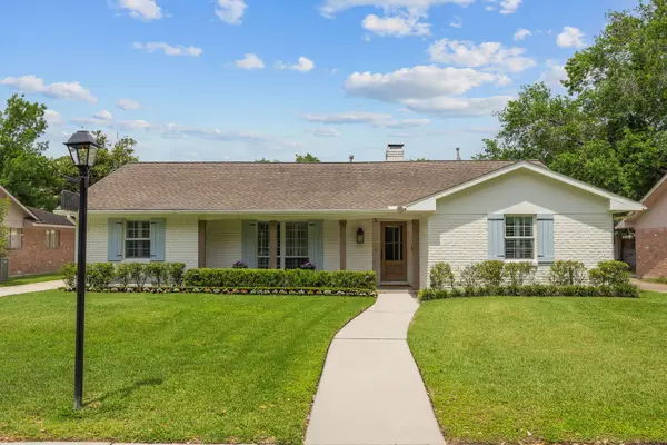 10046 Meadow Lake Lane, Houston, TX 77042
