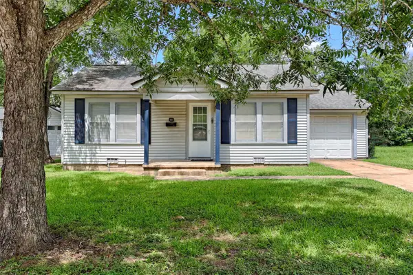 903 N Glendale Street, Hallettsville, TX 77964