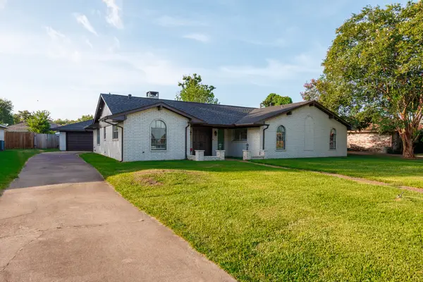 502 Red Bud Ln, Baytown, TX 77520