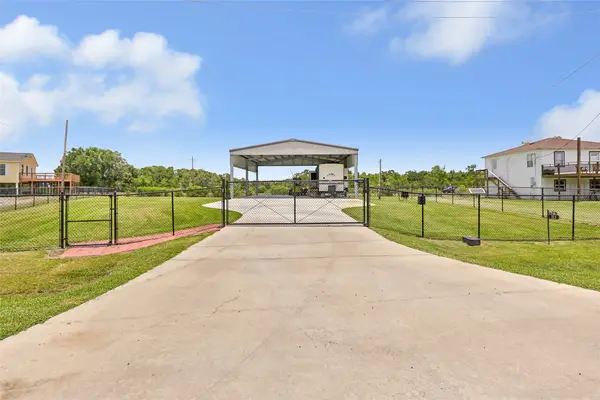313 Oak Island Drive, Anahuac, TX 77514