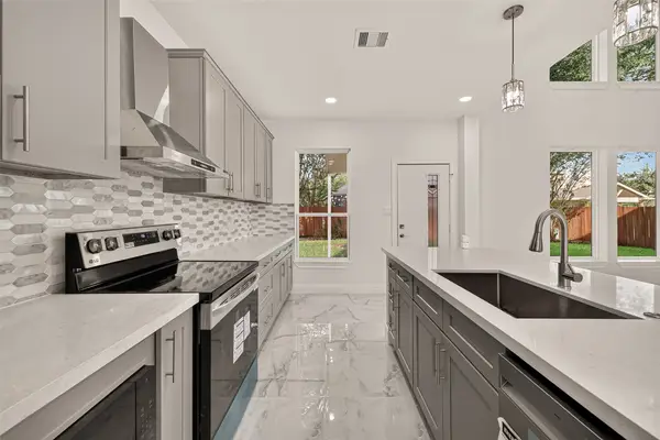 2111 Pinecreek Pass Lane, Katy, TX 77449