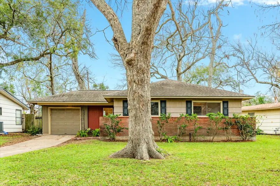 103 Palm Lane, Lake Jackson, TX 77566 - Image #2